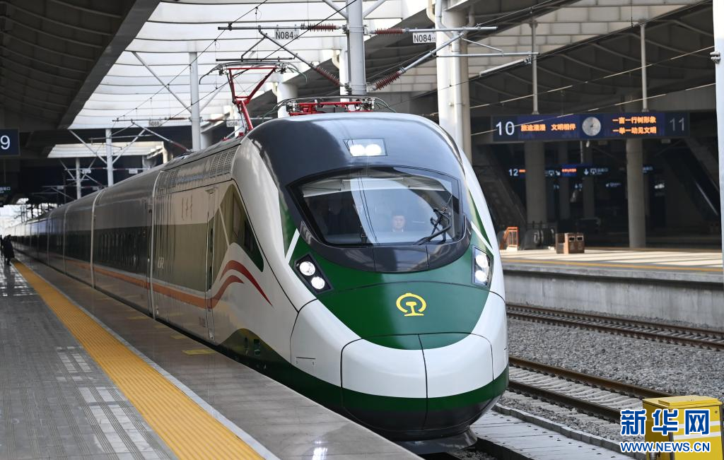 陕西上线运行新型“复兴号”列车(图1)