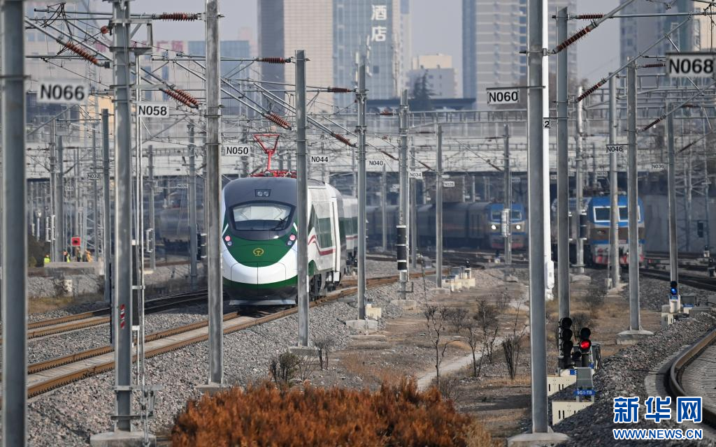 陕西上线运行新型“复兴号”列车(图2)