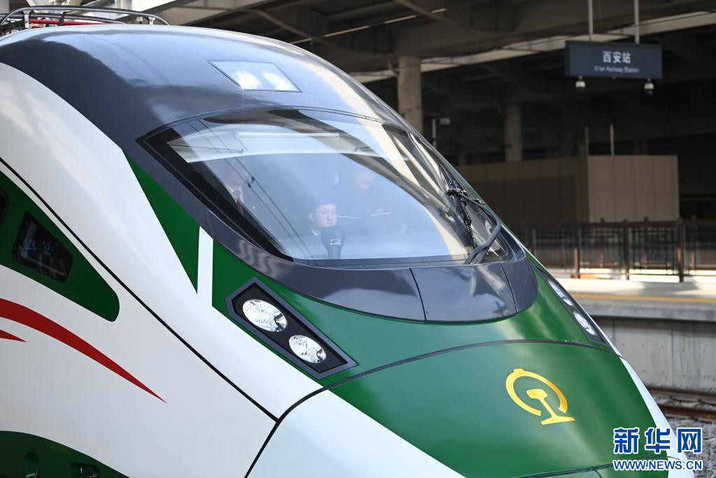 陕西上线运行新型“复兴号”列车(图4)