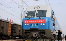 陕西首开浩吉铁路万吨煤炭重载列车