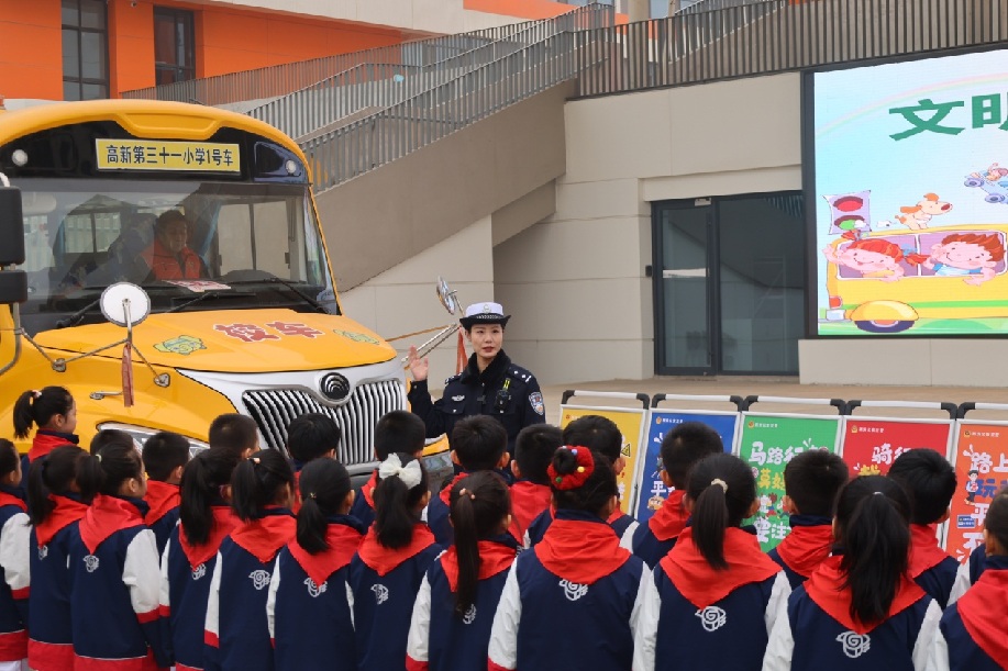 西安高新区组织开展交通安全开学第一课